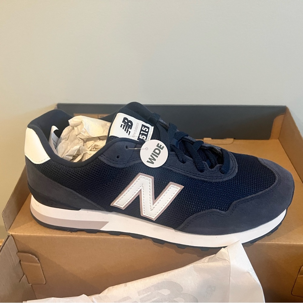 New Balance 9.5 wide women’s classic sneaker in Navy/Blue Violet